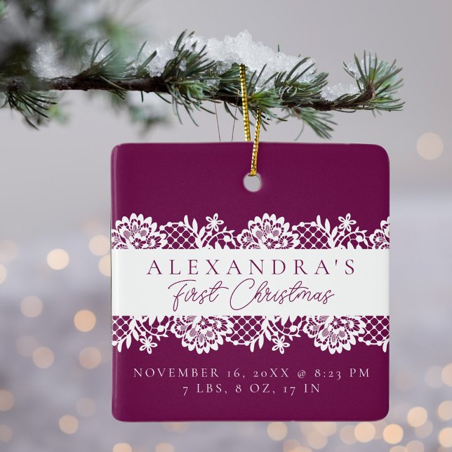 Elegantes White Lace Baby's First Christmas Foto Keramikornament (Elegant White Lace Baby's First Christmas Photo Ceramic Ornament)