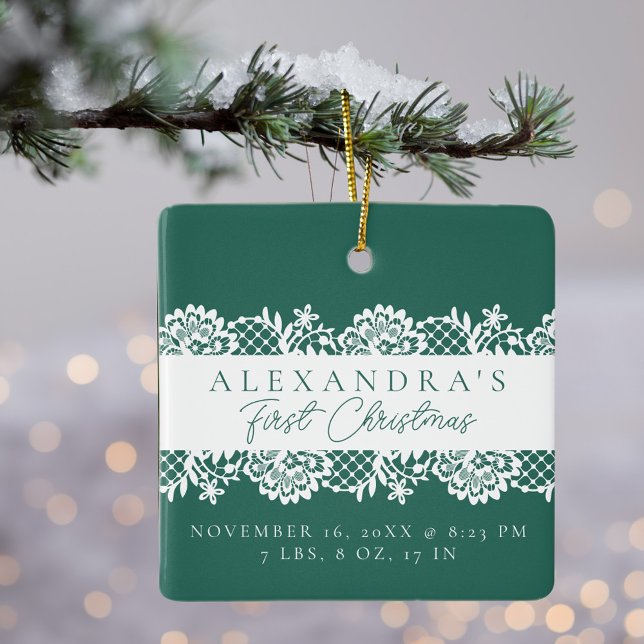 Elegantes White Lace Baby's First Christmas Foto Keramikornament (Elegant White Lace Baby's First Christmas Photo Ceramic Ornament)