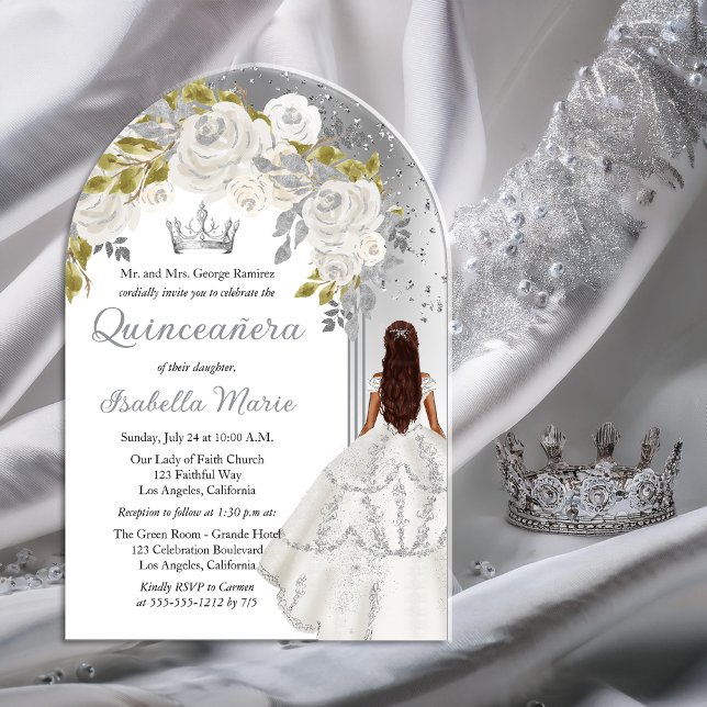Elegantes White Silver Rose Floral Quinceañera Par Acryleinladungen (Elegant White Rose | Silver Floral Princess-Theme Brunette Dk Haired Quinceañera Acrylic Invitation)