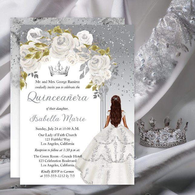 Elegantes White Silver Rose Floral Quinceañera Par Einladung (Elegant White Rose | Silver Floral Princess-Theme Brunette Dk Haired Quinceañera Invitation)