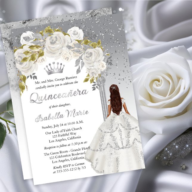Elegantes White Silver Rose Floral Quinceañera Par Folieneinladung (Elegant White Rose | Silver Floral Princess-Theme Brunette Dk Haired Quinceañera Foil Invitation)