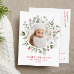 Elegantes Winter Foliage und Holly Berries Foto Feiertagspostkarte<br><div class="desc">Elegante Urlaubspostkarte mit Foto umrahmt von roten Wasserfarben,  Snowberries,  Eukalyptus-Blätter und üppig grünem Blattwerk. Personalisieren Sie die Vorderseite der Weihnachtspostkarte mit einem individuellen Gruß,  Ihrem Familiennamen und dem Jahr in roter Schrift. Die Postkarte kehrt zurück,  um Ihre Rücksendeadresse und benutzerdefinierte Nachricht anzuzeigen.</div>