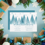 Elegantes Winter Trees Custom Blue Christmas Party Einladung<br><div class="desc">Eine elegante Reihe von Wintertannenbäumen und Schneeflocken über Ihrem personalisierten Frohen Weihnachtsskript und Ihrem Familiennamen in hübschem Blau unter dem schneebedeckten Wald. Moderne Familienferien-Einladung mit Ihrem individuellen Skript.</div>