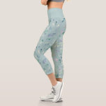 elegantes winterblaues Blattwerk Capri Leggings<br><div class="desc">elegantes blaues Winterfolienmuster für ein niedliches Capri-Leggings-Paar</div>