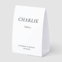 Elegantes zeitloses weißes Hochzeitstisch-Schild