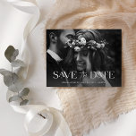 Elegantes Zwei-Foto Save the Date Ankündigungspostkarte<br><div class="desc">Diese klassische und elegante Save the Date Postcard besticht durch zwei Ihrer beliebten persönlichen Fotos mit zeitgenössischer,  weißer Typografie. Auf der Rückseite befindet sich ein zweites Foto mit einem einfachen,  transparenten Overlay und weiteren Details zur Hochzeit.</div>