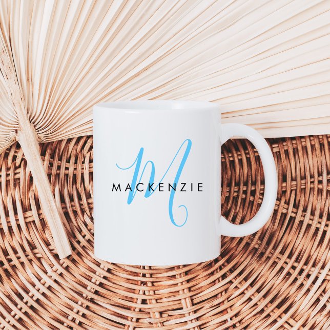 Eleganto Modern Sky Blue Script Monogram Kaffeetasse (Von Creator hochgeladen)