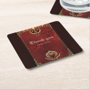 Eleganz in rotem Glanz mit einem verzierten Herz. Rechteckiger Pappuntersetzer