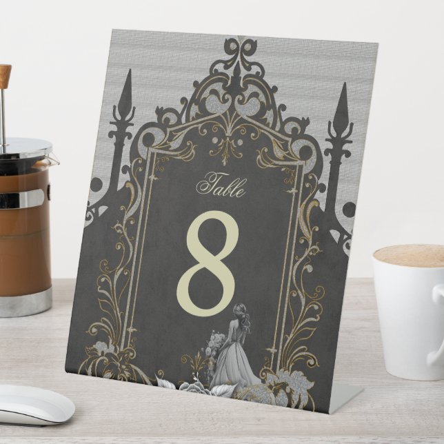 Eleganz in Silber und Schwarz. Sockelschild (In Situ)