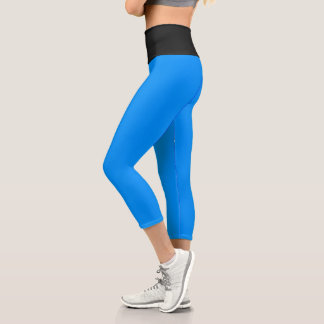 Elektrisch blaue Himmels schwarze hoch taillierte  Capri Leggings