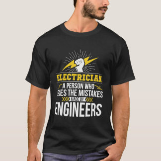 Elektrische Person, die die Fehler von T-Shirt