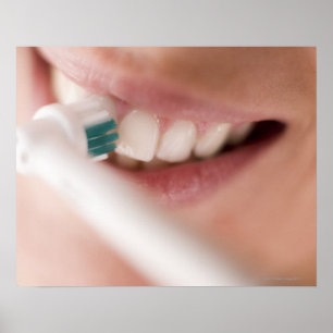 Elektrische Zahnbürste. Diese Geräte haben einen M Poster