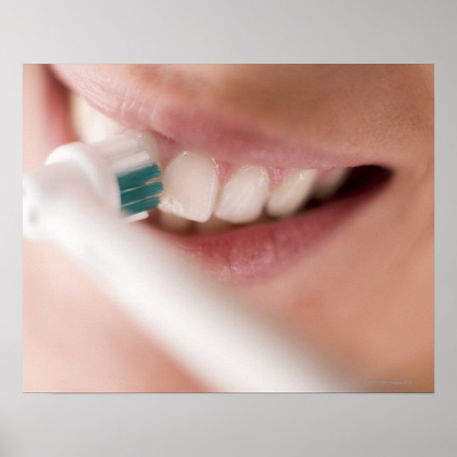 Elektrische Zahnbürste. Diese Geräte haben einen M Poster (Vorne)