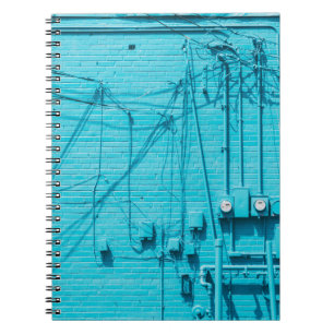 ELEKTRISCHER METER AUF DER BLAUE BRICK WALL NOTIZBLOCK