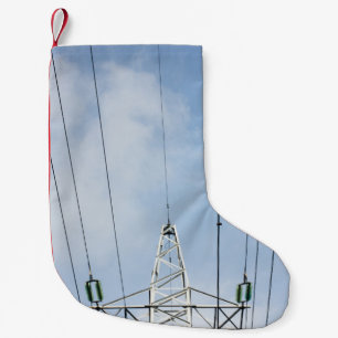 ELEKTRISCHER POST AUS WEISSEM STAHL UNTER WEISSEN KLEINER WEIHNACHTSSTRUMPF