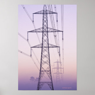 Elektrizitätspylonen in Nebel bei Morgendämmerung. Poster