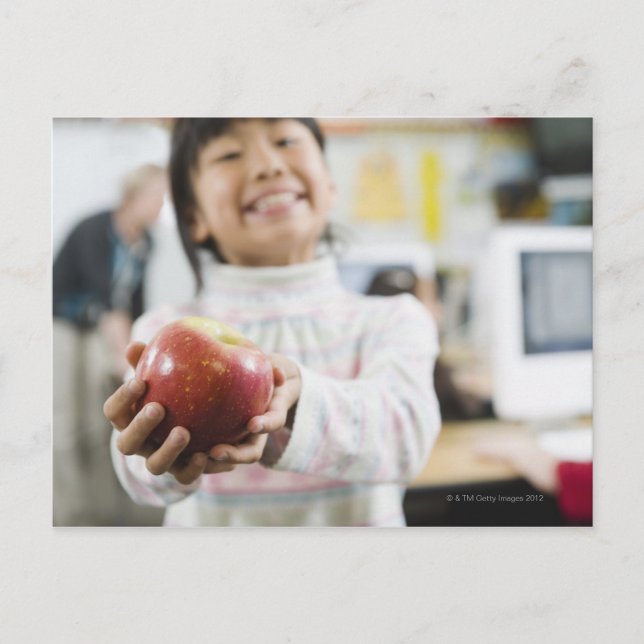 Elementarschülerin, die einen Apfel in der Hand hä Postkarte (Vorderseite)
