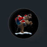 Elephant Christmas Tree Light Hat Xmas Santa Ridin Button<br><div class="desc">Liebe der Weihnachtszeit mit dieser Hommage an den Weihnachtsmann, seine Werkstatt, die Elfen und den Nordpol. Kleidung, während Sie den Baum schmücken, und träumen von weißem Winterschnee. Organisieren Sie ein niedliches Weihnachtskarten-Foto in passender Weihnachtsbekleidung der Familie. Elefanten sind großartig und wissen was, sie vergessen nie einen Geburtstag! Und auch Sie...</div>