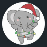Elephant Christmas Winter Animals Elephants Klasse Runder Aufkleber<br><div class="desc">Der Elefant zu Weihnachten mit Feenlicht. Hübsche Tiere mit Geschenken und Schnee für den Urlaub. Ein süßes Weihnachtsgrüßen. Elefanten sind niedliche Tiere und perfekt zu Weihnachten.</div>