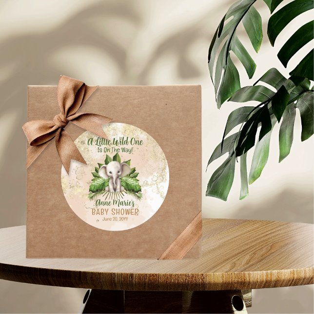 Elephant Little Wild One ist auf dem Weg Babydusch Runder Aufkleber (Elephant A Little Wild One Is On The Way Baby Shower Classic Round Sticker)