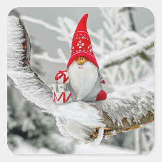 Elf in Ice Storm mit Present und Red Hat Quadratischer Aufkleber