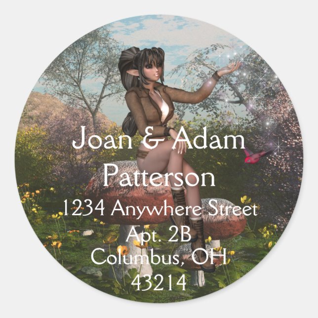 Elf sitzt auf Mushroom-Rücksendeadressen-Aufkleber Runder Aufkleber (Vorderseite)