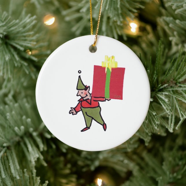 Elf With Red Box round ceramic ornament (Baum)