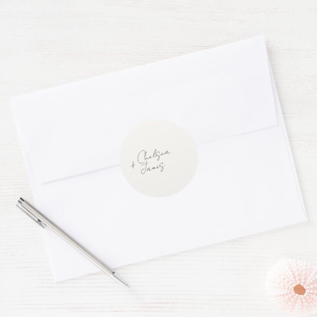 Elfenbein | Chic Script Minimalistisch Hochzeitsei Runder Aufkleber (Umschlag)