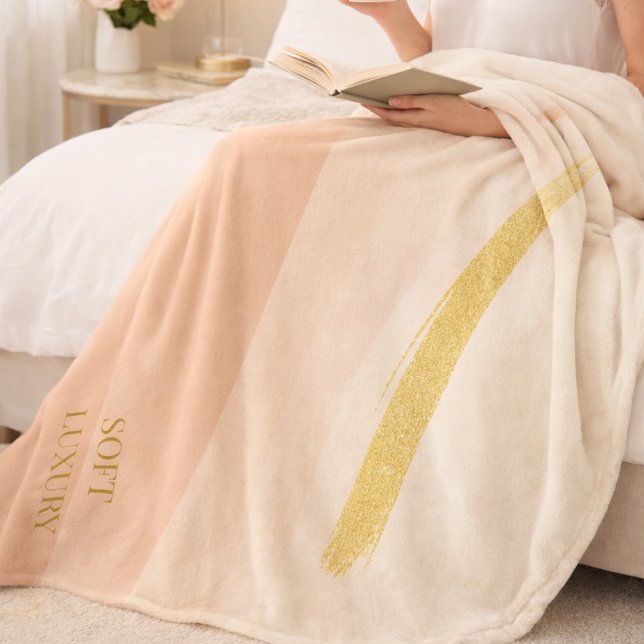 Elfenbein-Rosa-Gold-Fliesblanke Fleecedecke (A soft ivory base with blush fade and gold contrast for refined bedroom layering.)