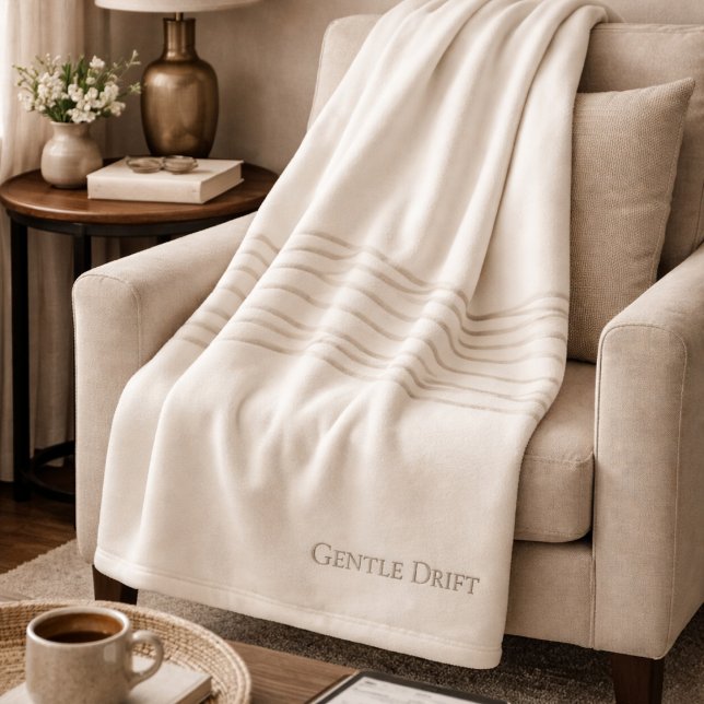 Elfenbein-Taupe-Drift-Fleece-Decke Fleecedecke (Soft taupe lines drift across ivory, grounding neutral spaces with gentle visual flow.)