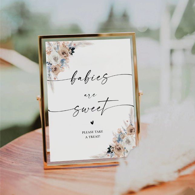 Elfenbeinkühe und blauer Boho Blumenjungen sind sü Sockelschild (Von Creator hochgeladen)