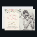 Elfenbeinrosa und Goldflorale Boho Wedding Save The Date<br><div class="desc">Diese elegante Hochzeit im bohischen Stil bewahrt das Datteldesign mit romantischen Blume, botanischen Blätter und rustikalen Vogelfedern-Akzenten. Personalisieren Sie Ihre Veranstaltung mit einem eigenen Text für Ihre große Veranstaltung und mit einem beliebten Verlobung-Foto. Die sanften Farbtöne sind in Rosa, Pfirsich, Creme, Grün, Grau und Gold gehalten. Ideal für einen Frühlings-...</div>