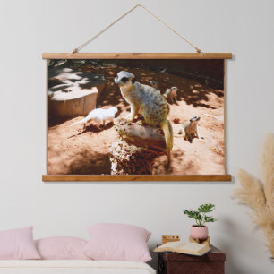 Eliza Queen Meerkat, Wood Topped Wall hanging Wandteppich Mit Holzrahmen