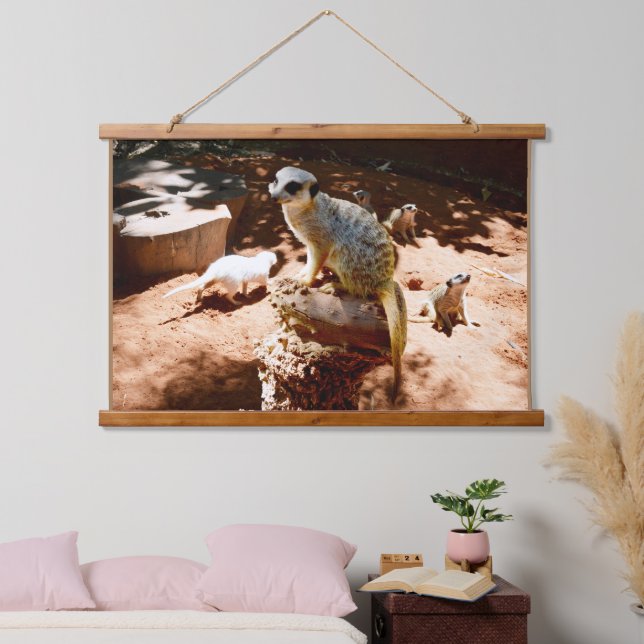 Eliza Queen Meerkat, Wood Topped Wall hanging Wandteppich Mit Holzrahmen (Schlafzimmer)