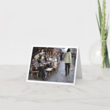 Ella Bella Banana in einem Café in Paris