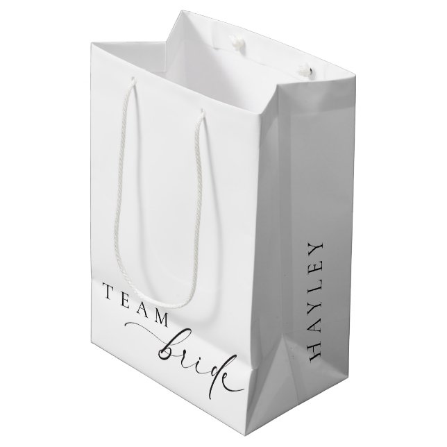 Ellesmere Minimalistisch Wedding Team Bride Medium Mittlere Geschenktüte (Vorderseite Schrägansicht)