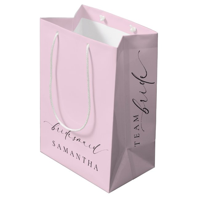Ellesmere Pink Minimalistisch Wedding Bridesmaid Mittlere Geschenktüte (Rückseite Schrägansicht)