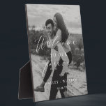 Ellesmere Willkommen bei unserem ewigen Hochzeitse Fotoplatte<br><div class="desc">Fügen Sie Ihre Hochzeit mit diesem Foto Begrüßungszeichen die Touch zum Abschluss hinzu. Personalisieren Sie das Begrüßungszeichen mit Ihrem eigenen Foto. Das Zeichen weist ein minimalistisches Design mit einer Schriftzeichen-Überschrift auf. Die Überschrift des Skripts ist ein Bild, das nicht bearbeitet werden kann. Der andere Text ist vollständig editierbar. Dieses Schild...</div>