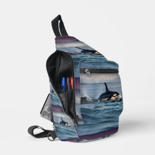 Elterliches Glück: Mama- und Baby-Orkas im Ozean, Crossbody Bag