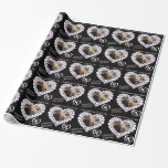 Eltern Diamant Hochzeitstag Foto schwarz Geschenkpapier<br><div class="desc">Hochzeitstag Papier in schwarz verpacken. Personalisieren Sie diese Jubiläumszeitung mit Ihrem eigenen Foto und dem Namen Ihrer Eltern und dem Jubiläumsjahr. Aktuell liest Glückwunsch Mama & Vater Diamond Hochzeit 60 Jahre. Schöner Diamantsteineffekt in einer herzförmigen gedruckten Grafik 60. Diamant-Jubiläumspapier ideal, um ein besonderes Geschenk für Ihre Eltern auf ihrem 60....</div>