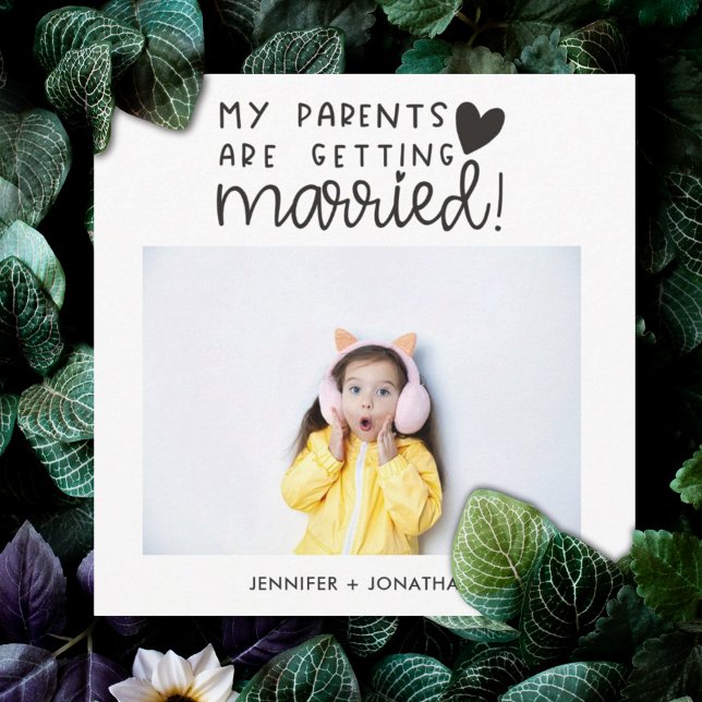 Eltern, die ein Foto mit Kindern Save the Date bek Ankündigung (Von Creator hochgeladen)