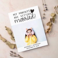 Eltern, die ein Foto mit Kindern Save the Date bek