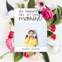 Eltern, die ein Foto mit Kindern Save the Date bek