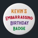 Embarassing Funny Birthday Abzeichen Button<br><div class="desc">Das Geschenk,  das auf das Geben von Jahr zu Jahr behalte! Wer Liebe kein Abzeichen zum Geburtstag?! Mit diesem Abzeichen können Sie es jedes Jahr wiederverwenden!</div>