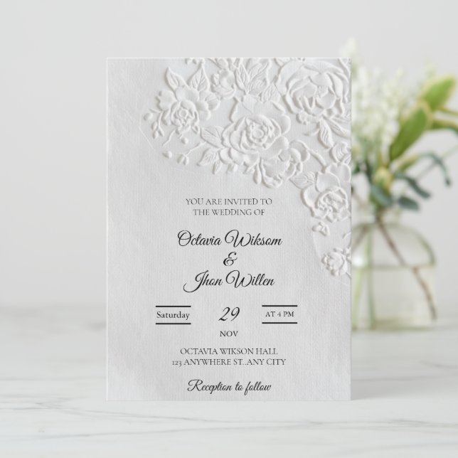 Embossed Roses Deckled Edge Sage Wedding Einladung (Stehend Vorderseite)