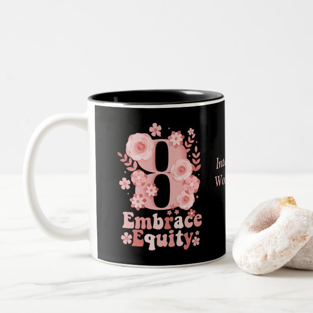 "Embrace Equity" - Internationaler Frauentag 2023 Zweifarbige Tasse (Mit Donut)