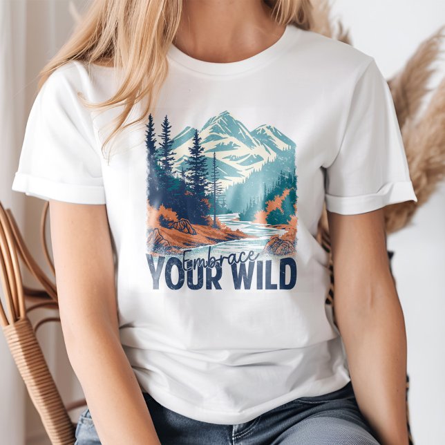 "Embrace your Wild" Retro-Bergwelt T-Shirt ("Embrace Your Wild" Retro Mountain River Landscape T-Shirt on a young woman.)