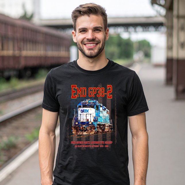 EMD GP38-2 Diesel Lokomotive und amerikanische Fla T-Shirt (EMD GP38-2 Diesel Locomotive GATX blue and white. Mens Basic T-Shirt)
