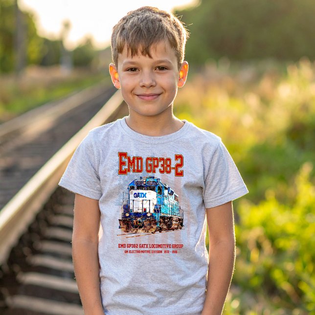 EMD GP38-2 Diesel Lokomotive und amerikanische Fla T-Shirt (EMD GP38-2 Diesel Locomotive GATX blue and white. Boy Basic T-Shirt)