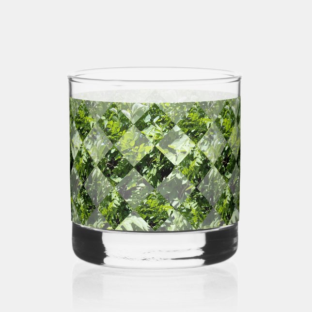 Emerald Elegance: Grüne Blätter in Diamantschnitt, Whiskyglas (Vorderseite)